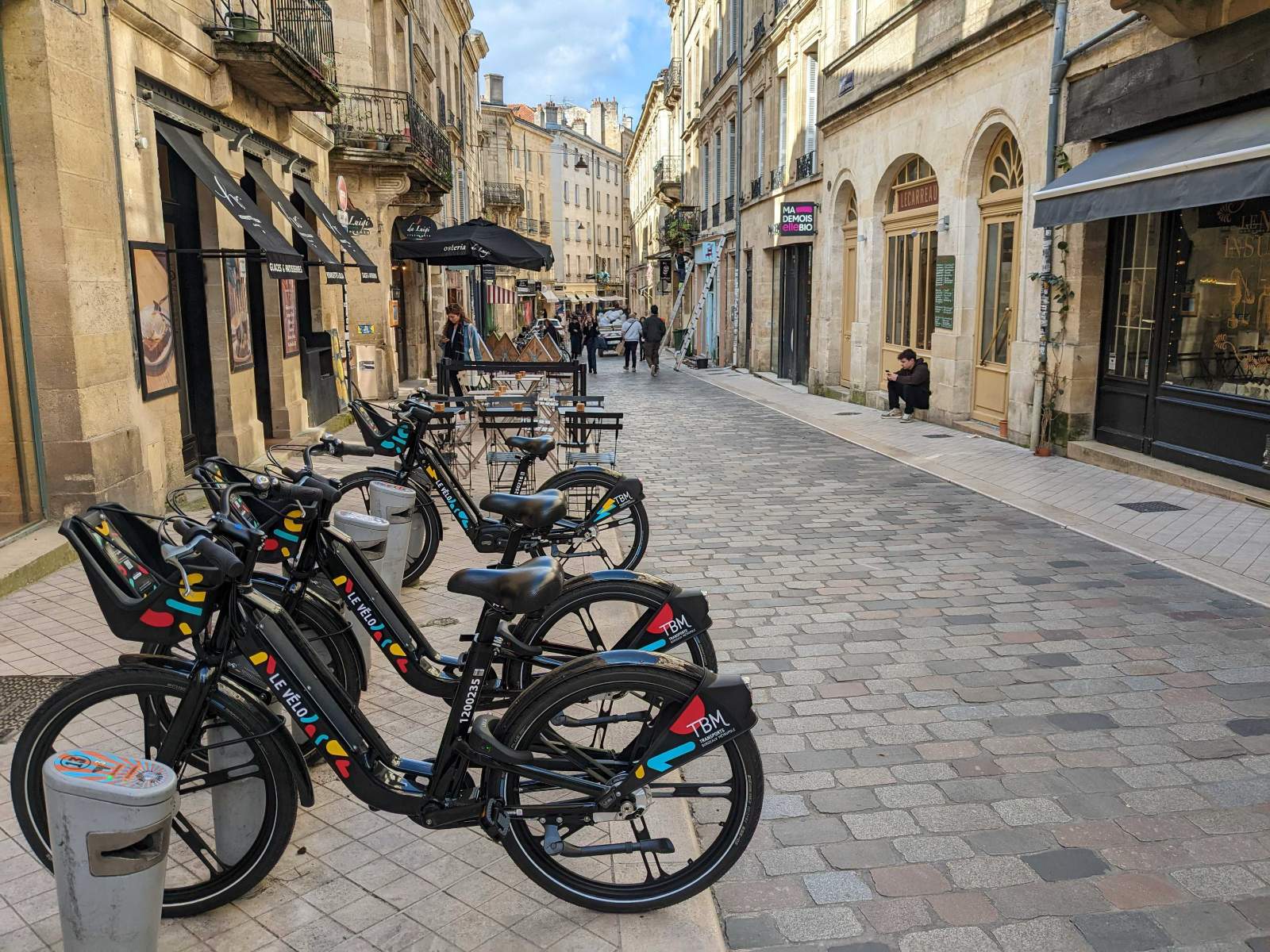TBM e-bikes with LEO 2 Pro locks parked on a cobbled street in Bordeaux